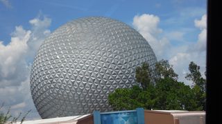 万博会場のようなテーマパーク