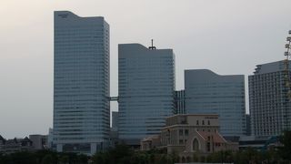 階段状に並ぶ３つの建物が特徴