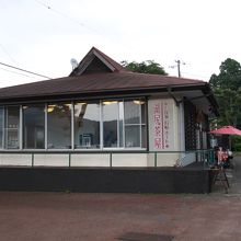 湖を見ながら食事ができます。