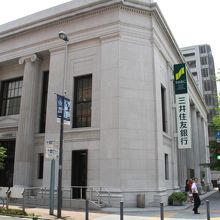 中はもっと重厚です