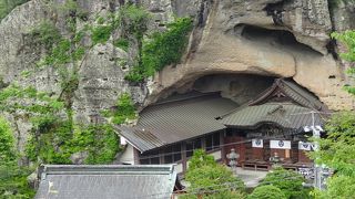岩に掘られた仏様