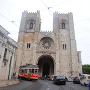 リスボン大聖堂の前は撮影ポイント。旧型のトラムが走ってきた時がねらい目です。