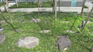 千代田区役所の前にあります