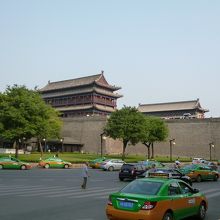 城壁の内側。正楼が端正な佇まいを見せています。