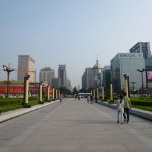 門から南には近代的なオフィス街が広がります。