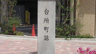 飯田橋1丁目の交差点そばにあります