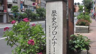 歩道橋の近くにあります