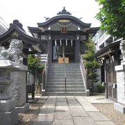 神楽坂通りや外堀通りから少し入ったところにある神社です
