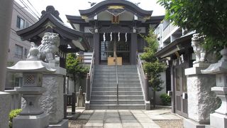 神楽坂通りや外堀通りから少し入ったところにある神社です