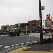 この駅、西日本旅客鉄道と近江鉄道の駅で、乗り換えに便利な駅となっています。