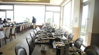 季節によって、新鮮な蟹やふぐを食べる事ができます。また、伊根産のブリしゃぶがおいしいので、おすすめのひとつです。