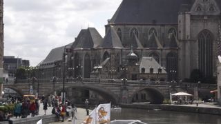 中世の街並みが見える