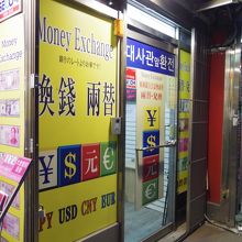 大使館を目指して行ったら、すぐわかります