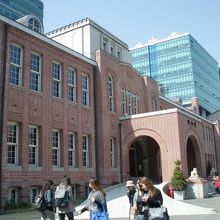 重厚としたタイル張りの建築！