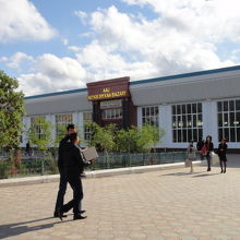 BAZARIの看板のある入口