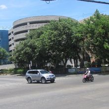 何でも揃う、人気の巨大ショッピングセンター