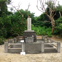 有川中将以下将兵自決の壕、石碑。