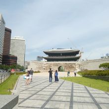 以前はここは大きな道路で車が走ってました