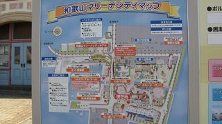 海沿いの広い地域に沢山のレジャー施設がある