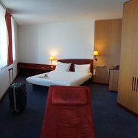 広い部屋のはしにベッド