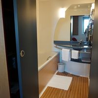 個室になっているバスルームと洗面所