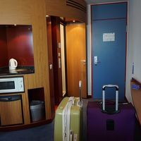 蛇口のついたミニキッチン　ポット　下に冷蔵庫