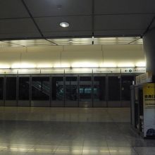 カオルーン駅。ちゃんと空港行きって表示があるので迷いません。
