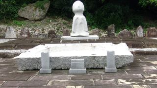 玉誠をもって 国に殉じた 讃岐の 人々のために。