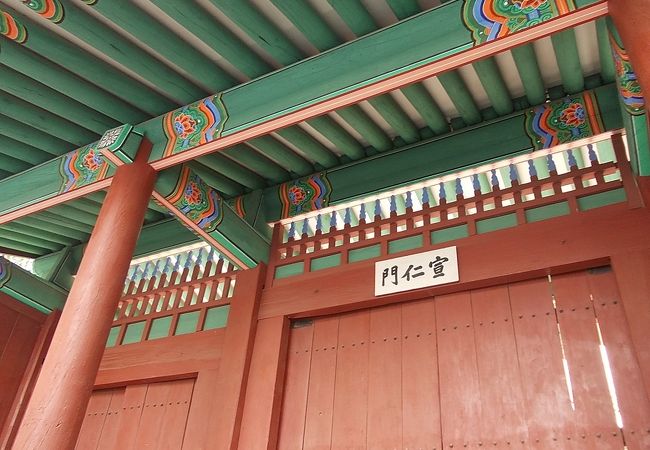 宣仁門でございます