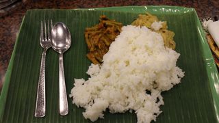 無料のライスと付け合わせが嬉しかった