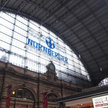 ドームが立派な駅舎