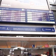 乗る予定の列車はこのボードでチェック!