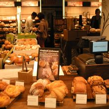 インストアベーカリーの焼き立てパン売り場