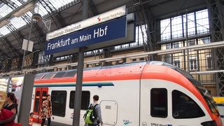 かなり大きな駅で、ショップやカフェも充実!　列車の待ち時間が長くても飽きません!