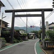 「三の鳥居」から先は阿夫利神社の門前町となり、道路の両側に宿坊が増えてきます。