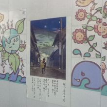 工事用フェンスに貼られている絵等