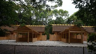 神明造の社殿が4つ並ぶ姿