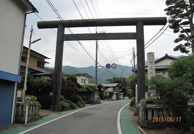 「三の鳥居」から先は阿夫利神社の門前町となり、道路の両側に宿坊が増えてきます。