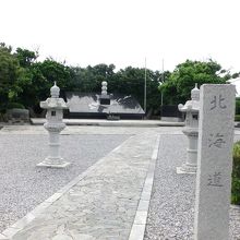 北霊碑、全景。