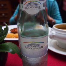 一応、ガスなしのミネラルウォーター…でも辛かった…