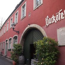 市庁舎からは徒歩3分くらいで近いけど、小路を入って行く…