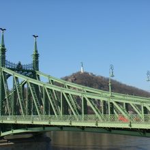 ゲッレールトの丘の自由の像が見えます