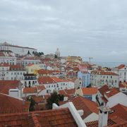 ポルトガル大地震でも被害を受けなかった故、古い町並みが残っている地区です。