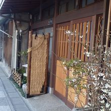 街角に飾られた梅の花