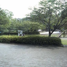 大きなアスレチックや滑り台などの複合遊具があります。