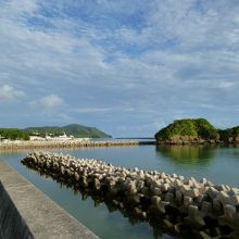 こんな感じで防波堤と島は繋がっています