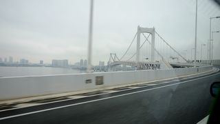 雨のレインボーブリッジ