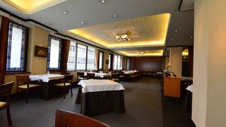 ゆったりとしたスペースで食事を楽しむ