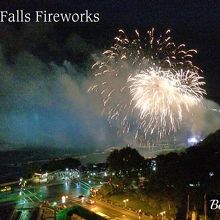 滝のライトアップを背景に