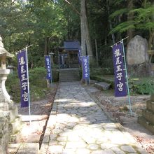 滝尻王子宮はヒッソリと佇んでいました。